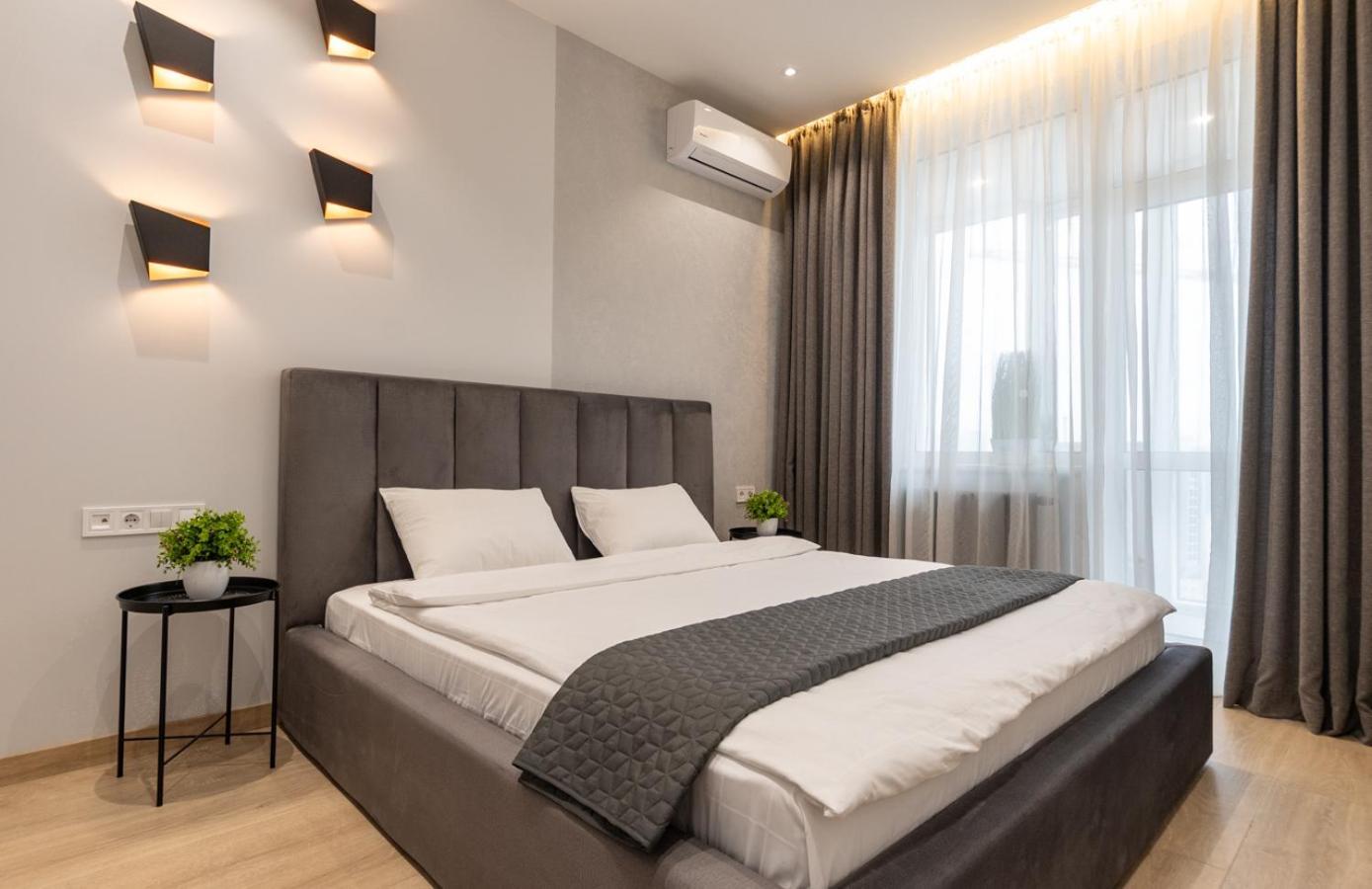 Royal Tower Residence Big Vip Apartment In Center Floor 27 Киев Екстериор снимка