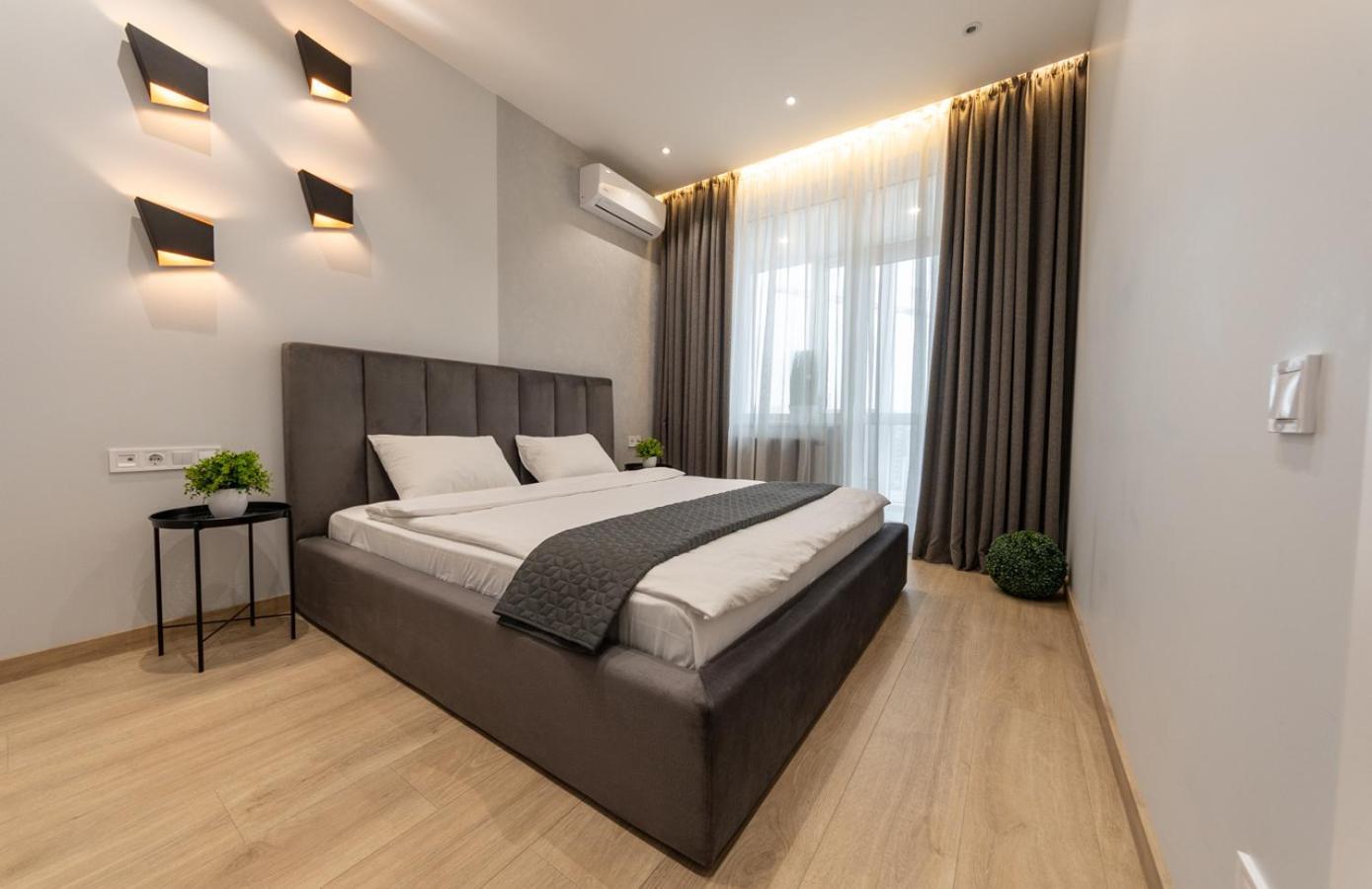 Royal Tower Residence Big Vip Apartment In Center Floor 27 Киев Екстериор снимка
